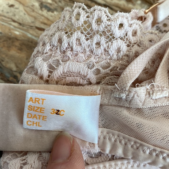 3/$15. Gorgeous little lace bra-let made by hop Lun in size 32C - Picture 4 of 8